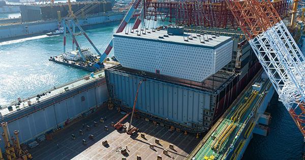 نصب اولین مخزن فولادی سوخت LNG جهان در یک کشتی کانتینری