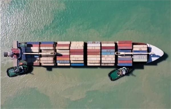نجات کشتی تجاری حاوی محموله کانتینر در بندر عسلویه
